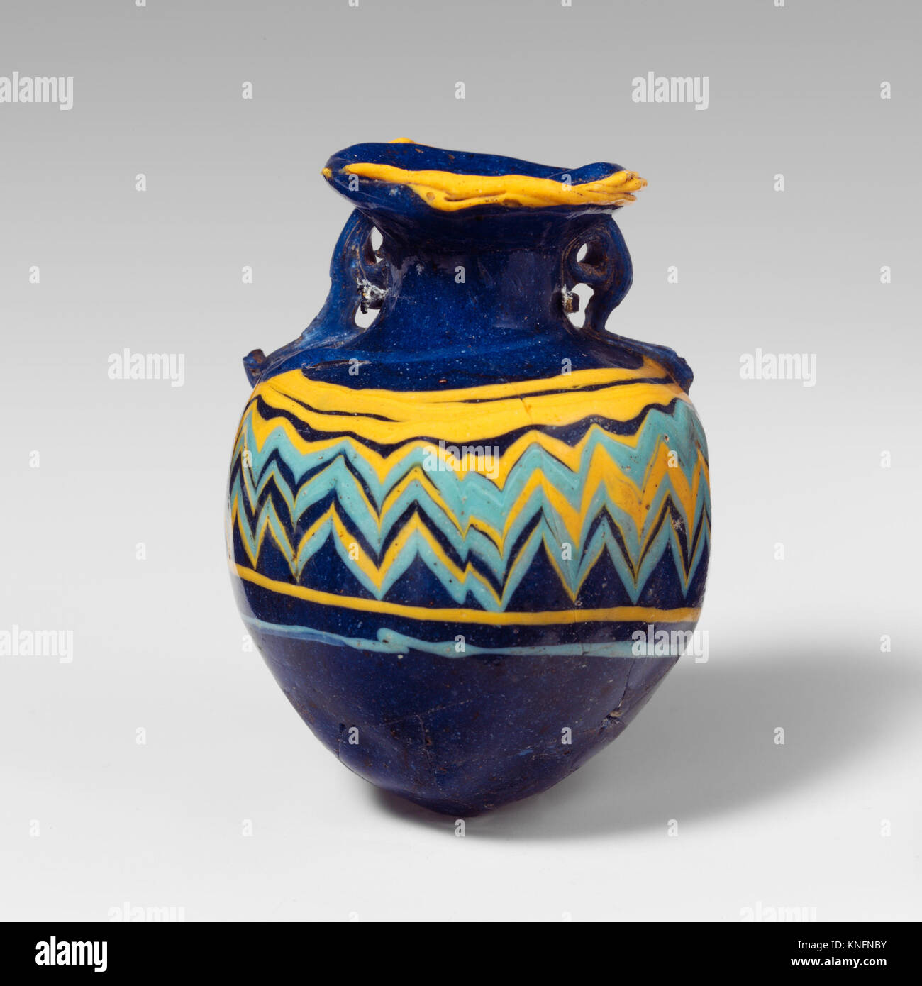 Diese Aryballos ist eine durchscheinende Parfümflasche aus Glas mit aufwändiger Dekoration, die alte Handwerkskunst und persönliche Verzierungen widerspiegelt. Stockfoto