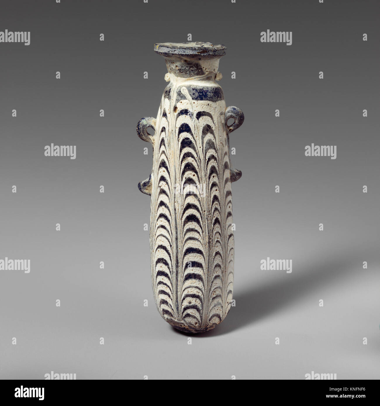 Diese Glasalabastron- oder Parfümflasche aus der MET-Kollektion ist ein altes Artefakt, das zur Aufbewahrung von Ölen oder Parfümen verwendet wird. Sie besticht durch feine Handwerkskunst und ein zeittypisches Design. Stockfoto