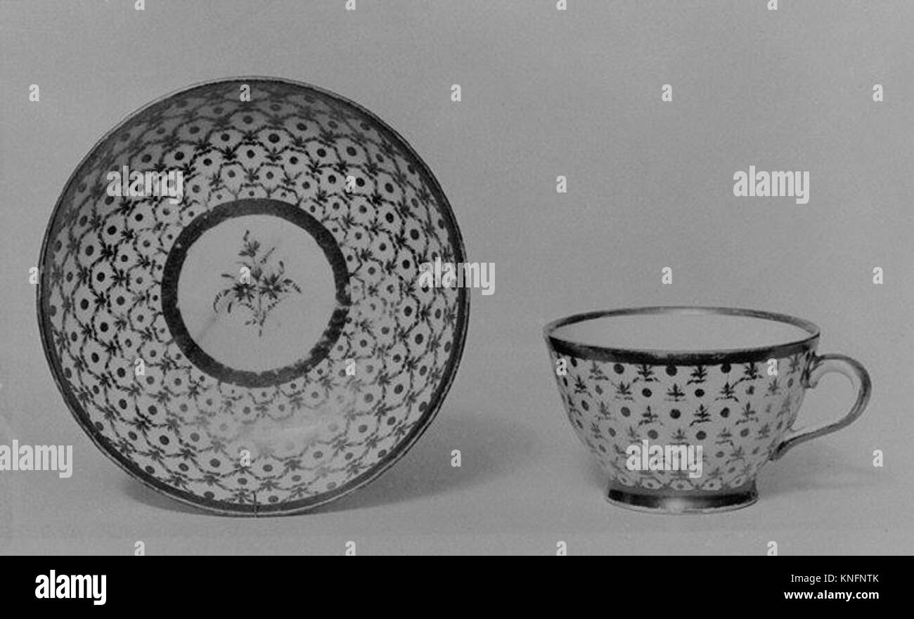 Diese Porzellanschale mit Untertasse aus Hartpaste, die um 1778–99 in der Rue Thiroux Queen's Factory hergestellt wurde, ist Teil der MET-Kollektion und veranschaulicht die französische Handwerkskunst des 18. Jahrhunderts. Stockfoto