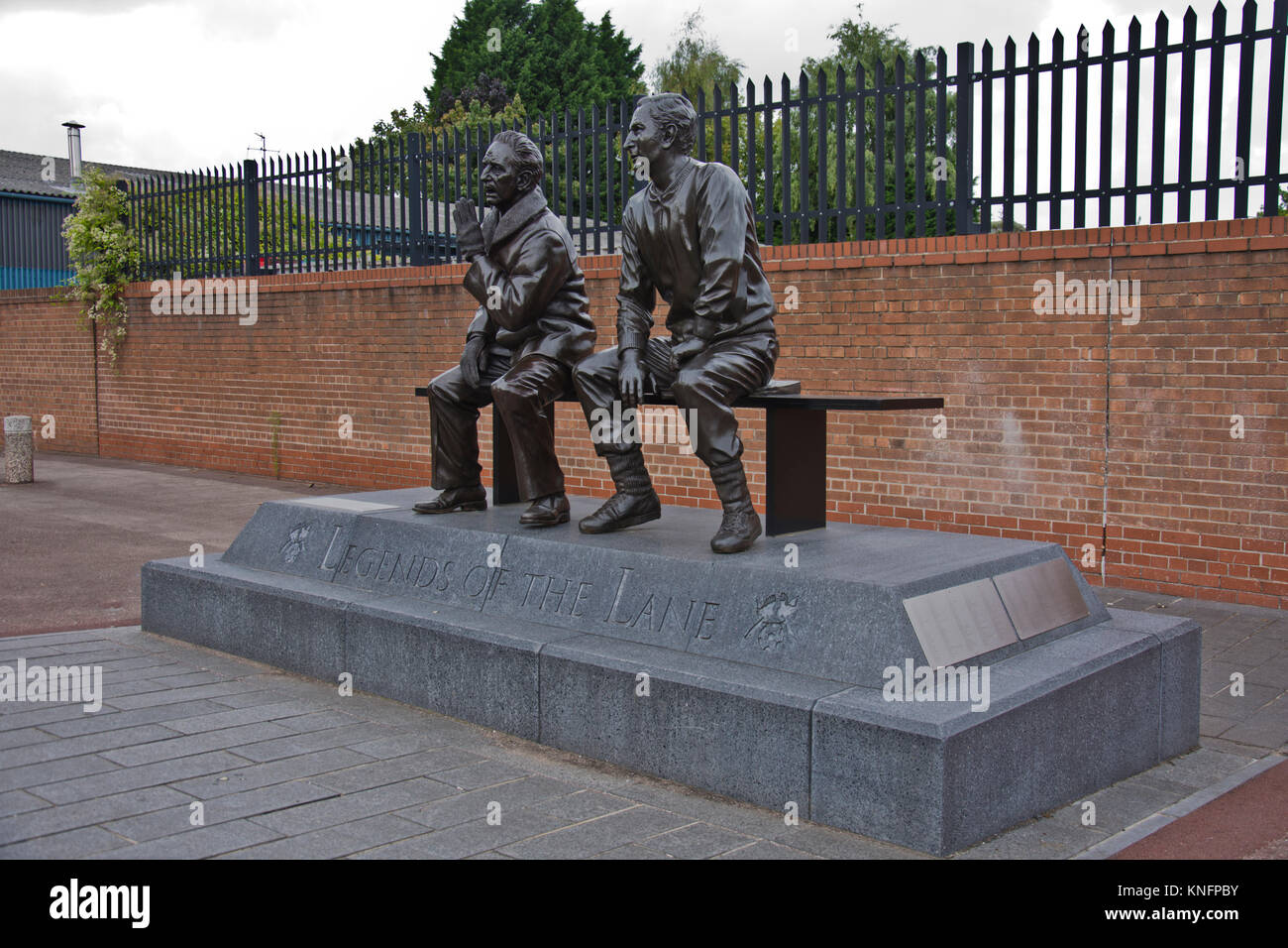 Statue von Jimmy Sirrel und Jack Wheeler, Legenden der Lane, außerhalb Notts County Football Ground, Meadow Lane, Nottingham, England, Großbritannien Stockfoto