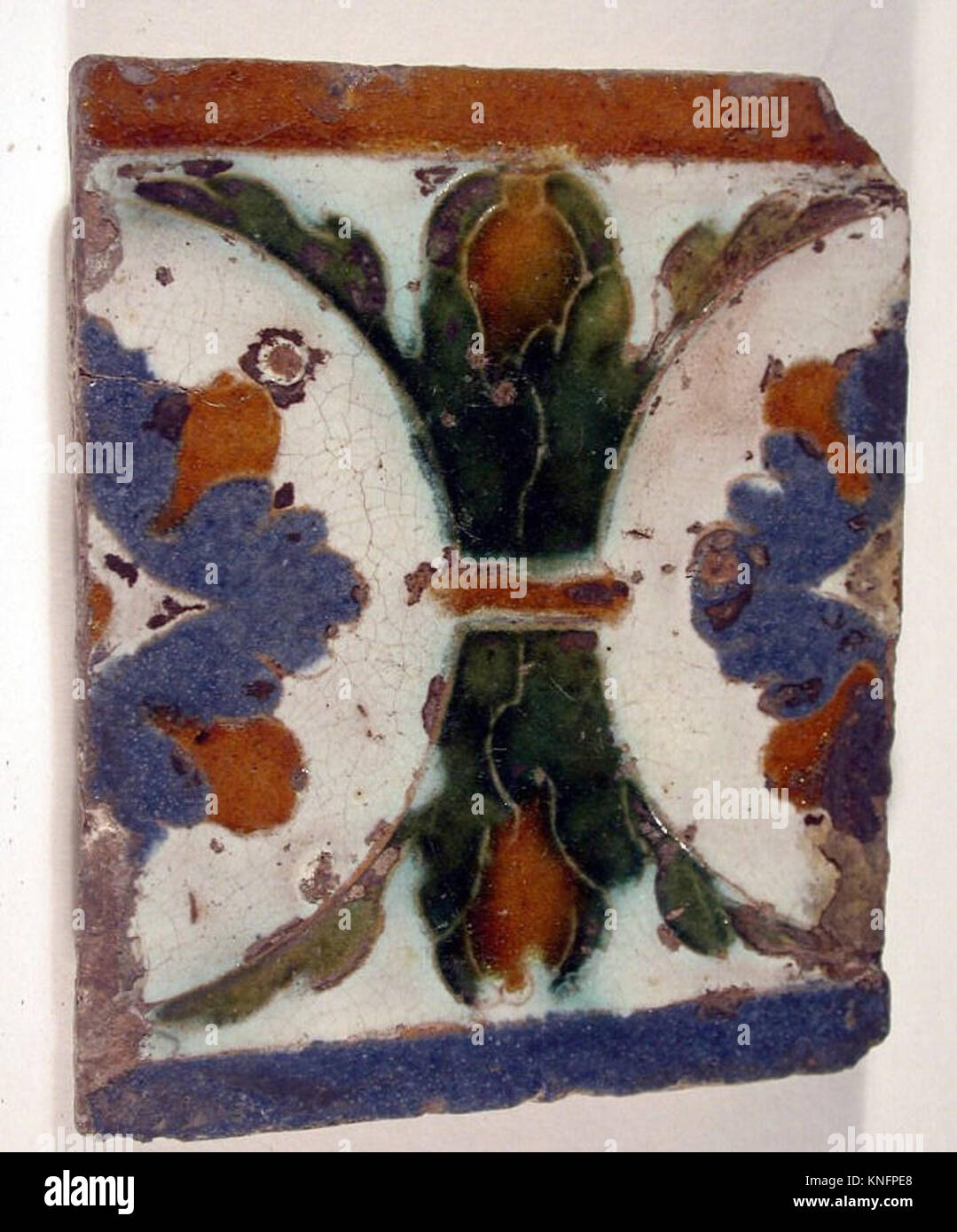 24 Wandfliesen MET SFES 2478 D 187913 Spanisch, Sevilla, Wandfliesen, 16.? aus dem 17. Jahrhundert, glasierte Irdenware, jede Kachel über: 5-7/16 x 4-1/2-in. (13,8 x 11,4 cm). Das Metropolitan Museum of Art, New York. Geschenk von Henry G. Marquand, 1894 (94.4. 425 a?x) Stockfoto