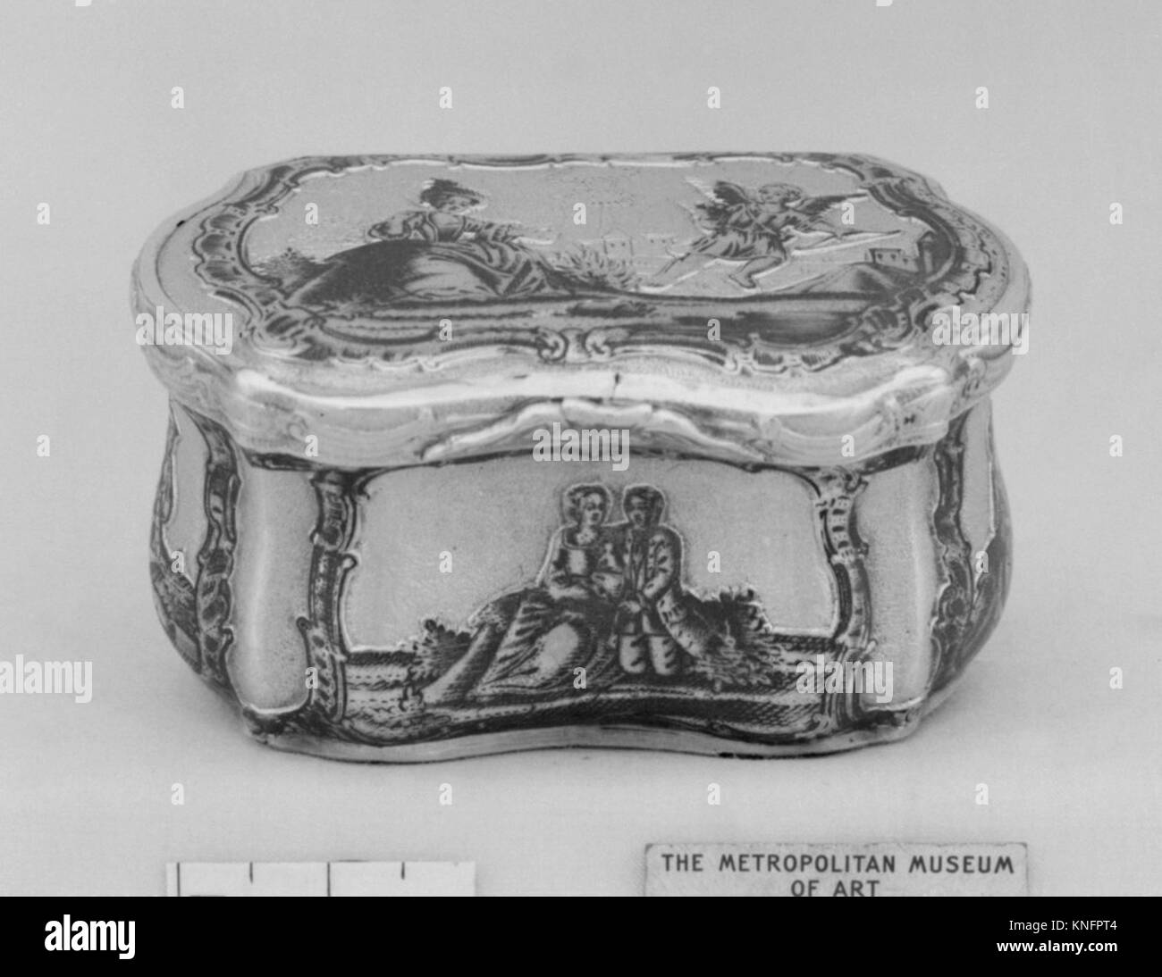Diese russische Schatulle oder Toilettenkiste aus Silber mit Niello um 1770 ist ein Beispiel für sibirische Handwerkskunst und spiegelt die Kultur- und Materialgeschichte wider, die jetzt in der MET-Sammlung enthalten ist. Stockfoto