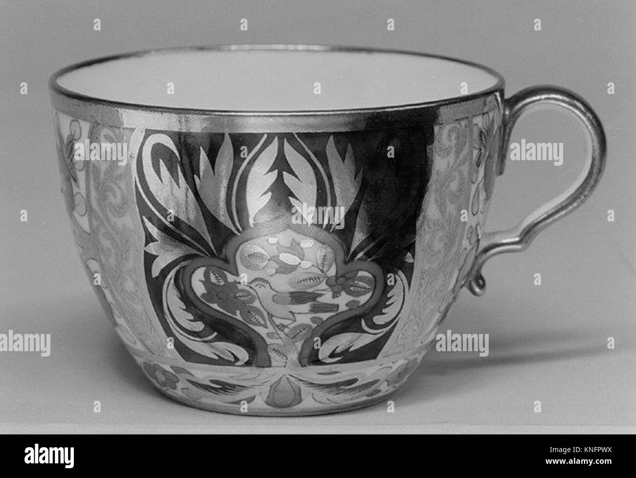 Cup (Teil einer Dienstleistung) MET 119102 187944 Factory: J. Spode, Cup (Teil einer Dienstleistung), 1800?1830, weiche Hartporzellan, Höhe: 2 cm. (5,7 cm). Das Metropolitan Museum of Art, New York. Geschenk von Pfr. W. S. Eigenbrodt, 1894 (94.5.1) Stockfoto