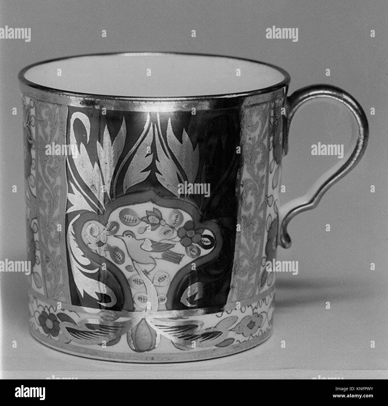 Cup (Teil einer Dienstleistung) MET 119103 187956 Factory: J. Spode, Cup (Teil einer Dienstleistung), 1800?1830, weiche Hartporzellan, Höhe: 2 cm. (5,7 cm). Das Metropolitan Museum of Art, New York. Geschenk von Pfr. W. S. Eigenbrodt, 1894 (94.5.13) Stockfoto