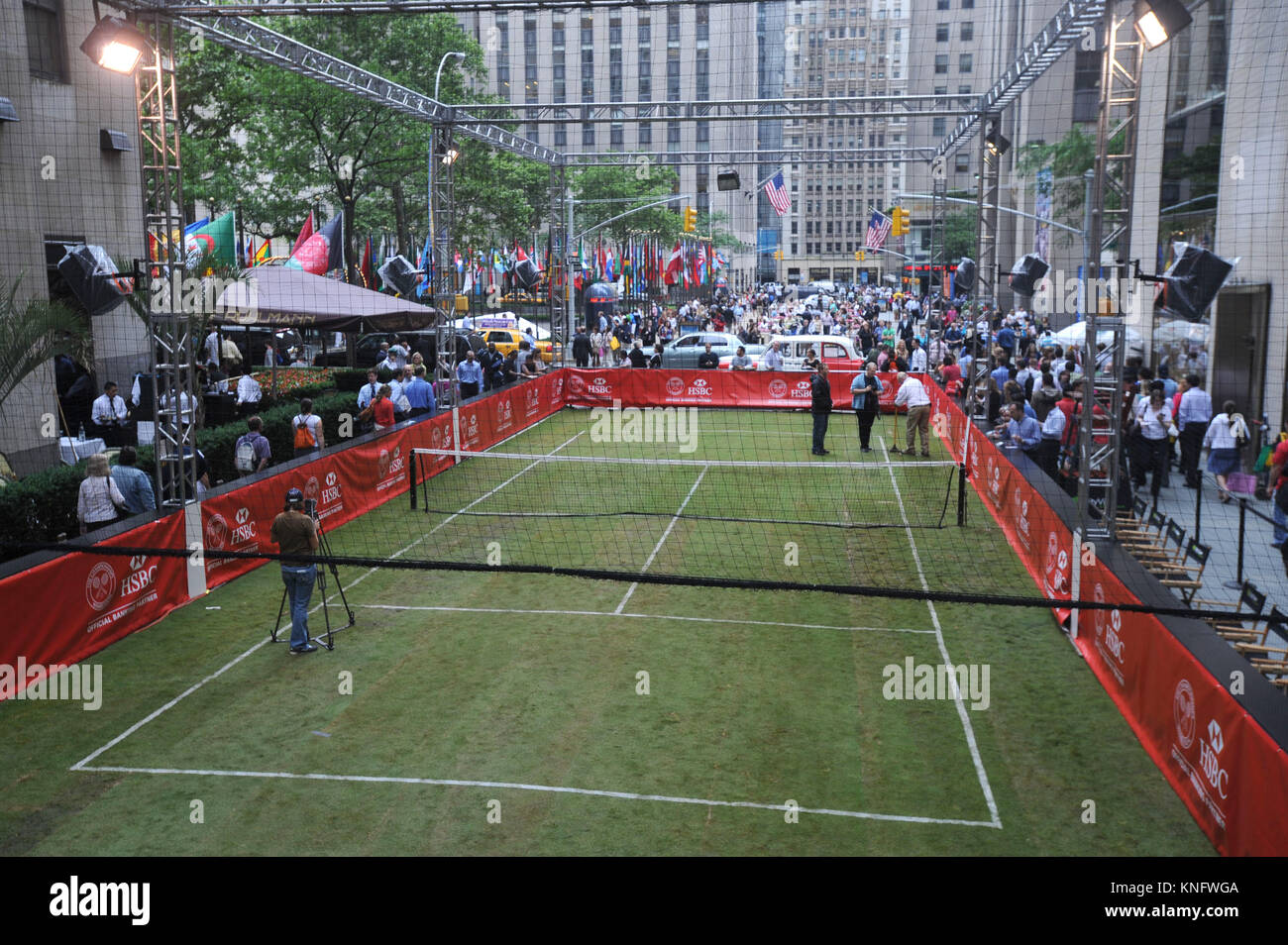 HSBC präsentiert Wimbledon 2009 am Rockefeller Center als ehemalige Tennis greats Jennifer Capriati und Jim Courier Gesicht weg in eine Tennis live Ausstellung Förderung einer weeklong Feier von Wimbledon. New York City. Juni 22, 2009. Credit: Dennis Van Tine/MediaPunch Stockfoto