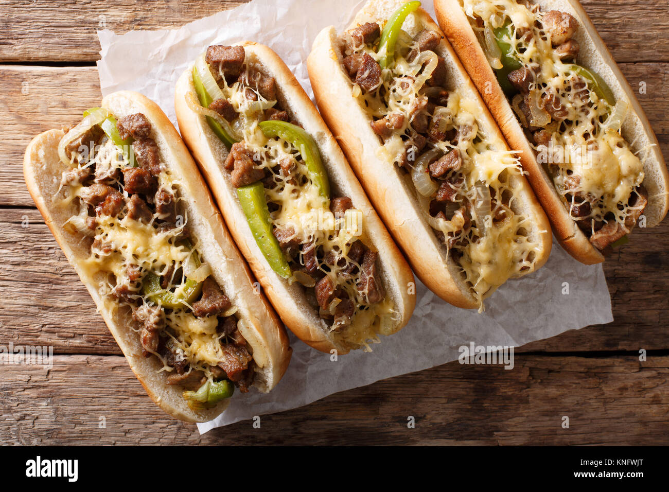 Philly Cheese Steak Sandwich serviert auf Pergamentpapier close-up auf den Tisch. Horizontal oben Ansicht von oben Stockfoto