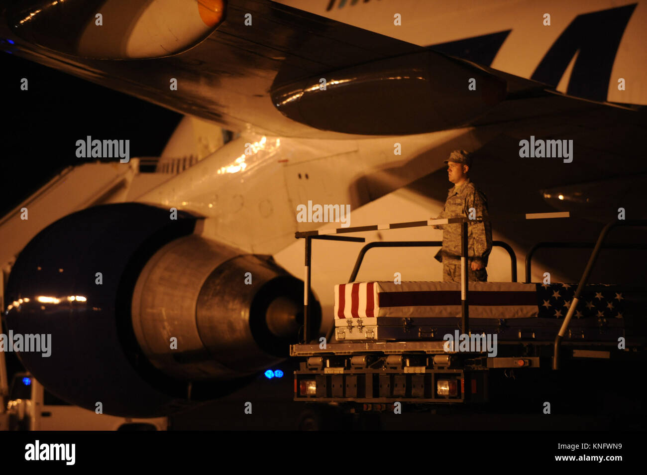 Air Force führen Team trägt ein Verteilergetriebe mit den sterblichen Überresten von Marine Sgt. Michael C. Roy, in Afghanistan in Dover Air Force Base in Dover, Delaware getötet. Juli 10, 2009. Credit: Dennis Van Tine/MediaPunch Stockfoto