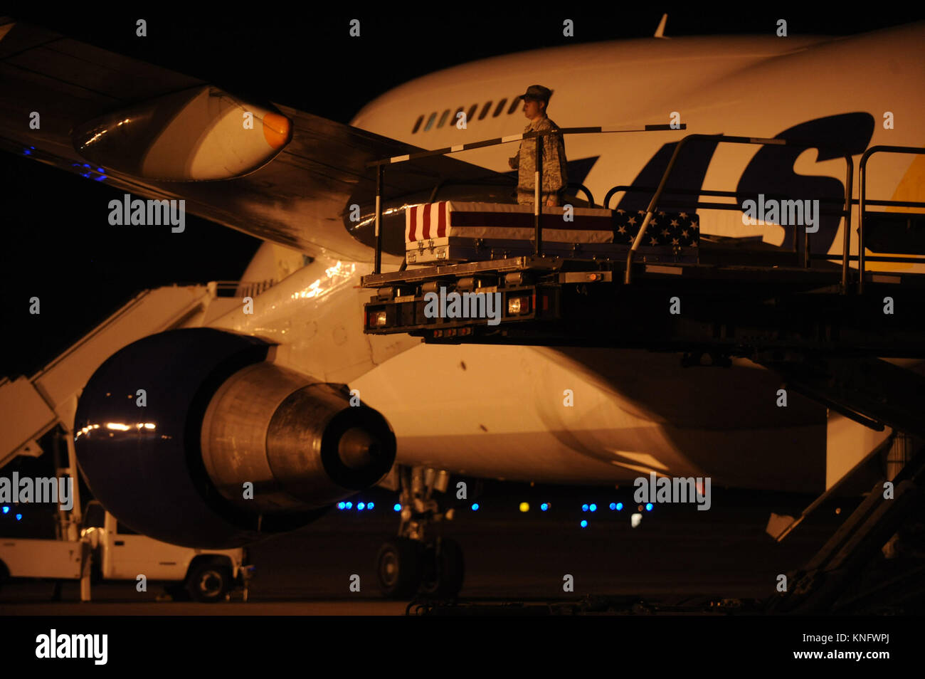Air Force führen Team trägt ein Verteilergetriebe mit den sterblichen Überresten von Marine Sgt. Michael C. Roy, in Afghanistan in Dover Air Force Base in Dover, Delaware getötet. Juli 10, 2009. Credit: Dennis Van Tine/MediaPunch Stockfoto