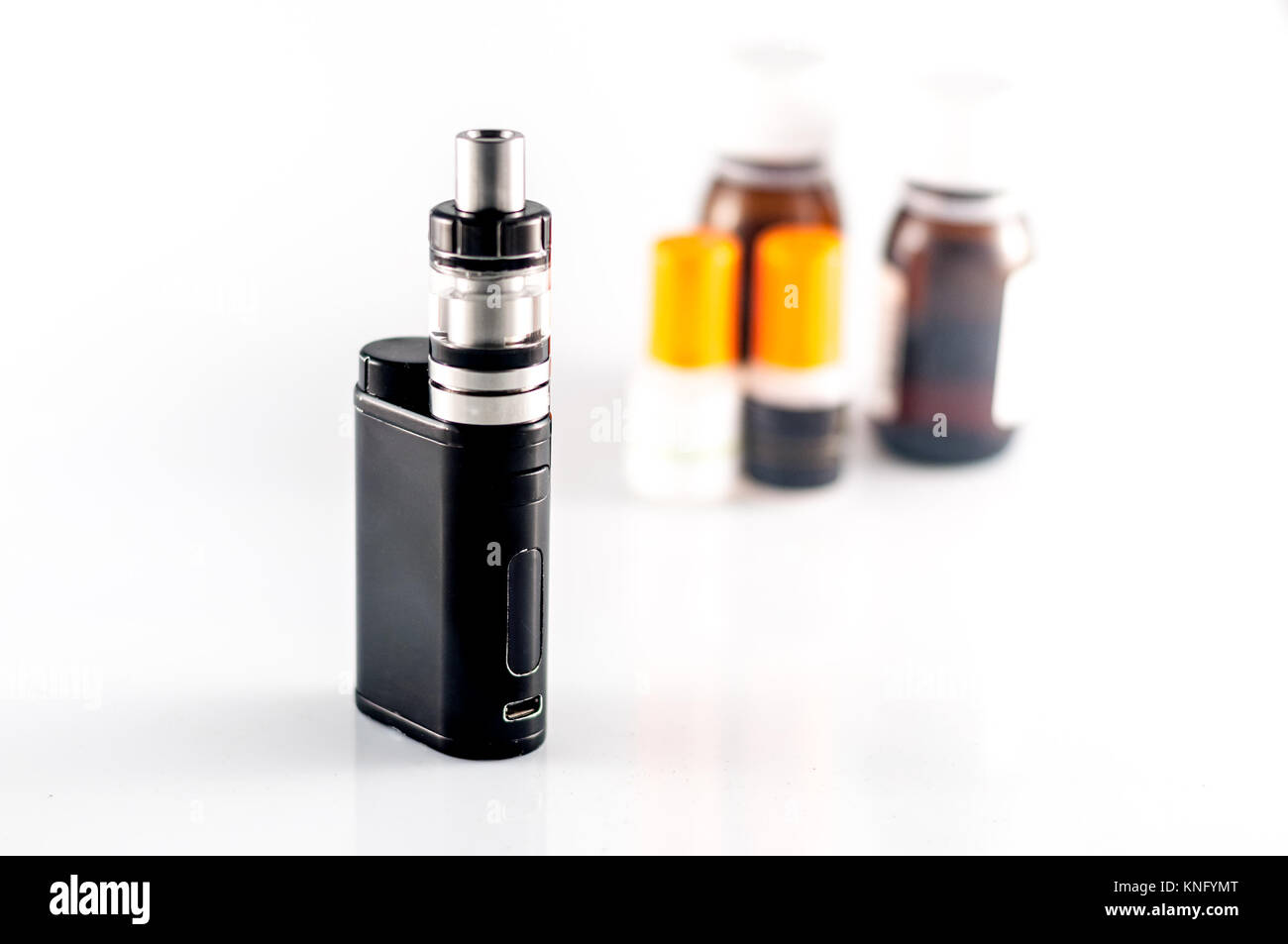 Nahaufnahme der e-Zigarette und Behälter mit Flüssigkeiten auf weißem Hintergrund Stockfoto