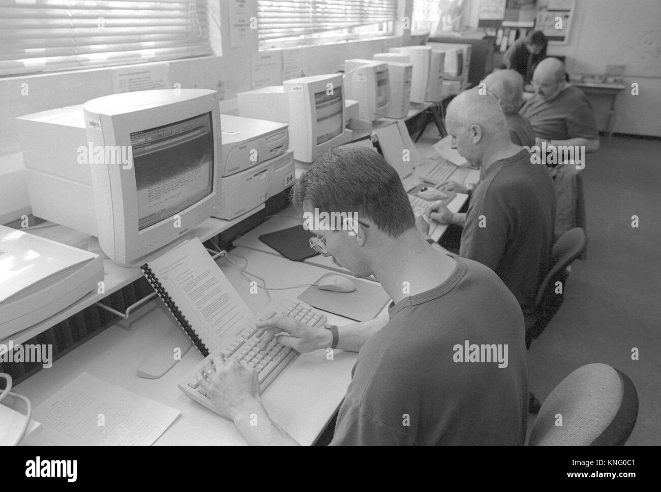 Männlichen Gefängnisinsassen lernen Computerkenntnisse in Bildung Zimmer im HMP Winchester Gefängnis, Winchester, Hampshire, Vereinigtes Königreich. 10. Mai 2001. Stockfoto