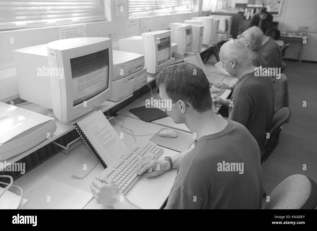 Männlichen Gefängnisinsassen lernen Computerkenntnisse in Bildung Zimmer im HMP Winchester Gefängnis, Winchester, Hampshire, Vereinigtes Königreich. 10. Mai 2001. Stockfoto