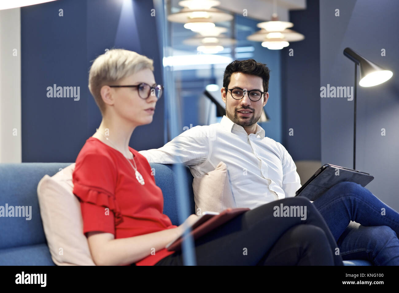 Männlichen und Weiblichen kaukasischen Kollegen in einem Büro Sitzung Stockfoto