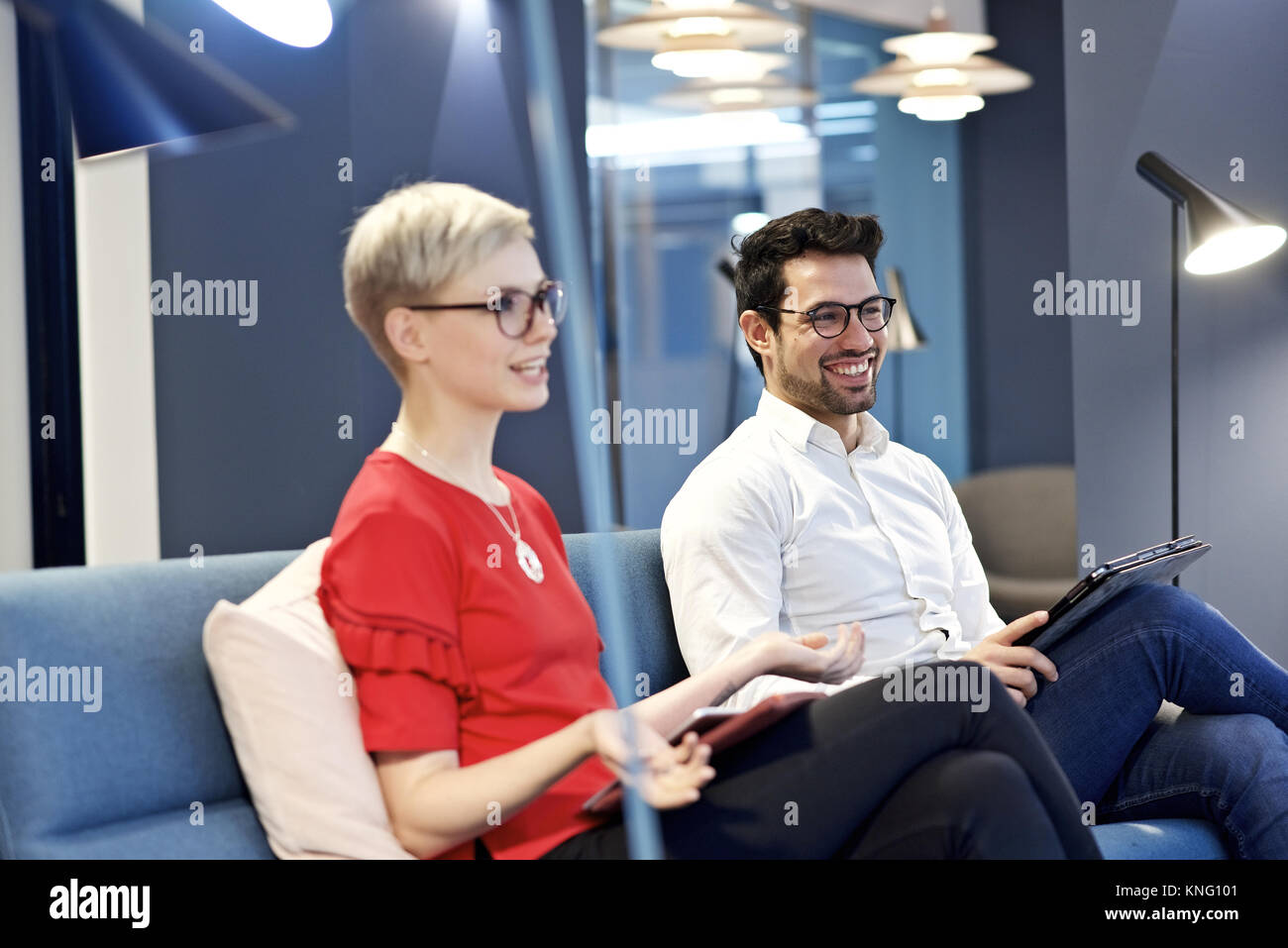 Männlichen und Weiblichen kaukasischen Kollegen in einem Büro Sitzung Stockfoto