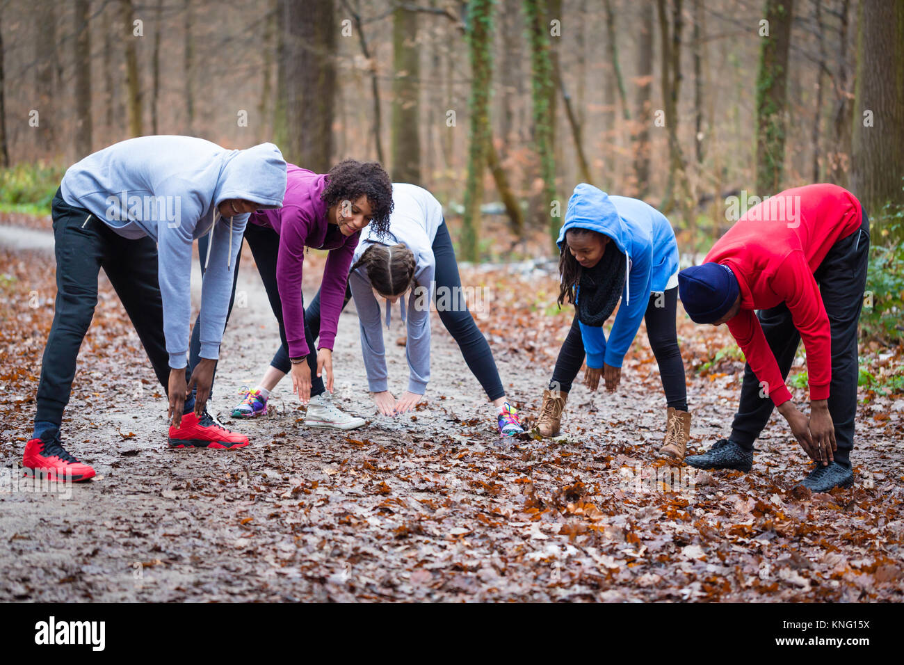 Junge Gruppe von Menschen Aufwärmen den Oberkörper im Freien Stockfoto