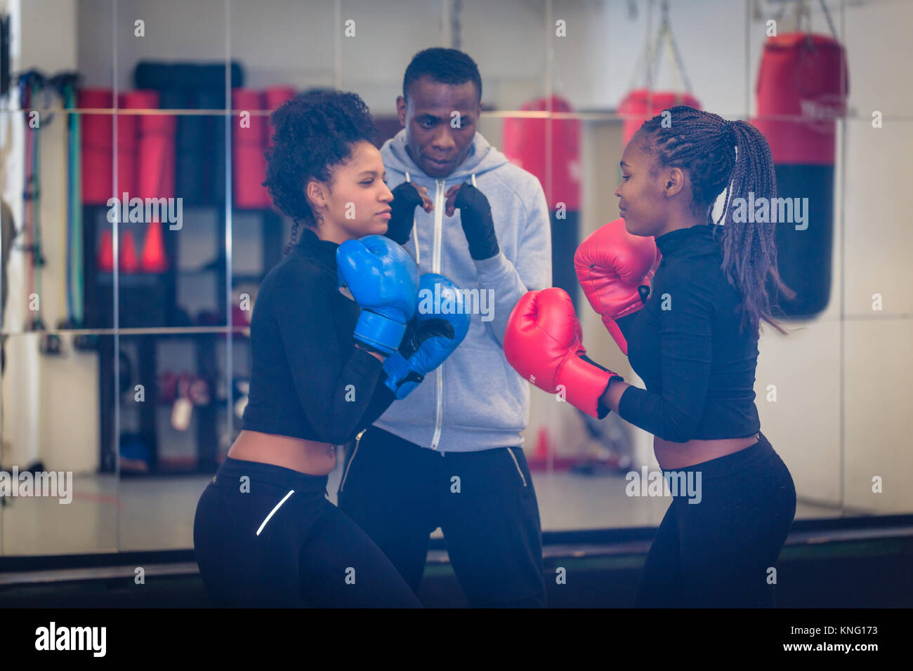 Erfahrene Boxing Trainer Betreuung und Lehre zwei weibliche b Stockfoto