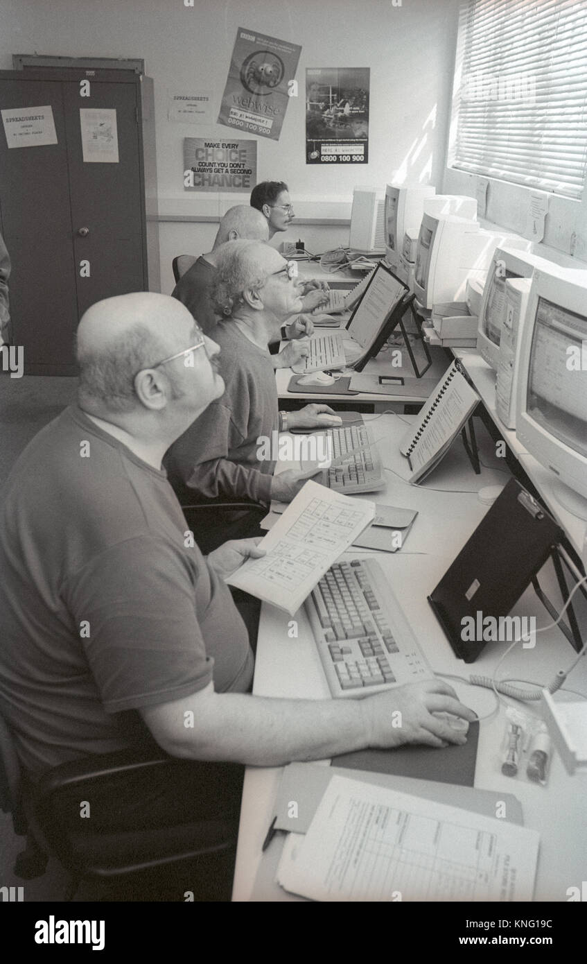 Männlichen Gefängnisinsassen lernen Computerkenntnisse in Bildung Zimmer im HMP Winchester Gefängnis, Winchester, Hampshire, Vereinigtes Königreich. 10. Mai 2001. Stockfoto