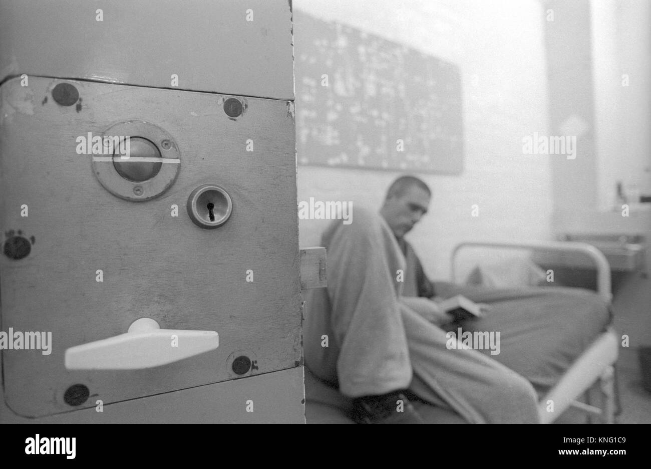 Männlichen Gefangenen in seiner Zelle, HMP Winchester, Winchester, Hampshire, Vereinigtes Königreich. 10. Mai 2001. Stockfoto