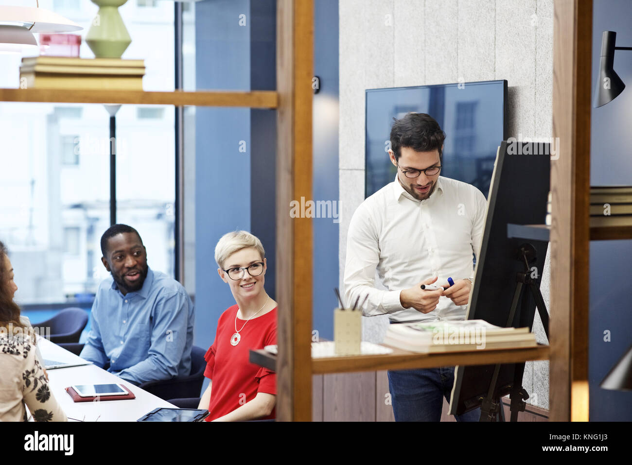 Gruppe junger Fachleute in eine geschäftliche Besprechung in einem modernen Büro Stockfoto