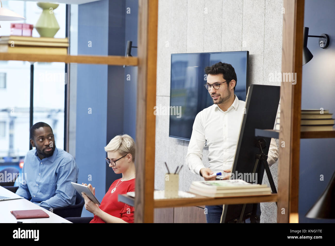 Kaukasische Geschäftsmann Präsentation vor Kollegen in einem Sitzungssaal Sitzung in einem modernen Büro Stockfoto