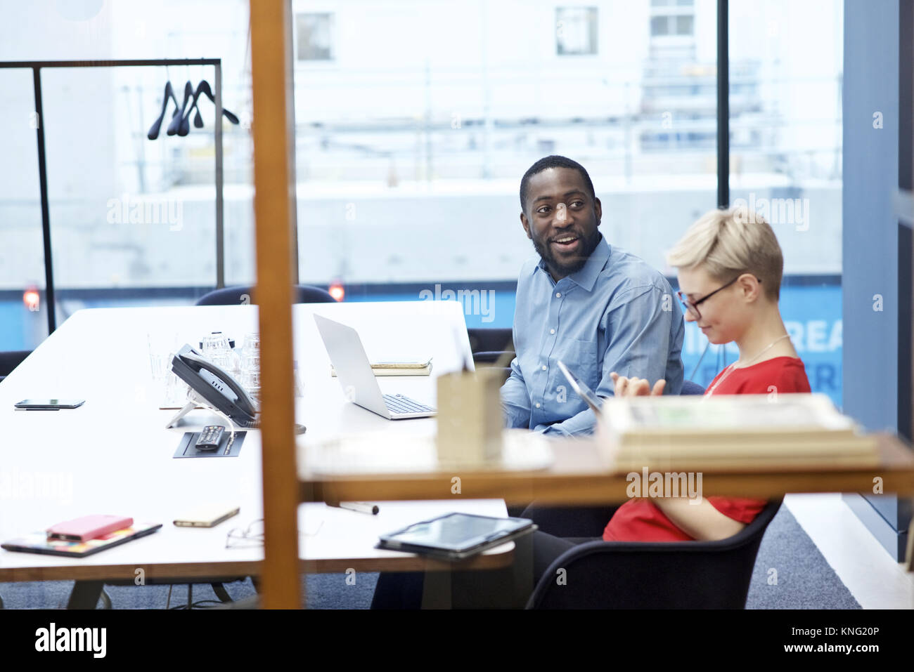 Schwarzer Rüde und kaukasische weiblichen Kollegen in einem Meeting in einem modernen Büro Stockfoto