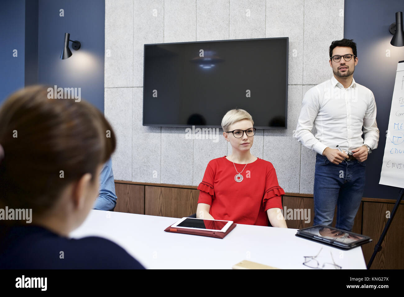 Gruppe junger Fachleute in eine geschäftliche Besprechung in einem modernen Büro Stockfoto