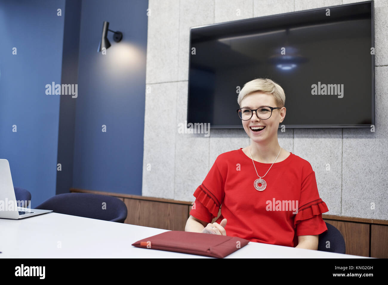 Junge kaukasier Geschäftsfrau lachend in eine geschäftliche Besprechung in einem modernen Büro Stockfoto