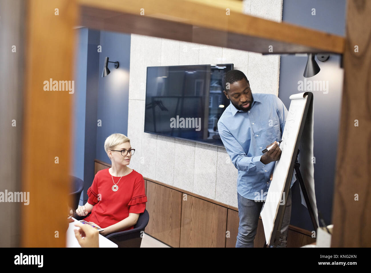 Schwarzer Geschäftsmann eine Business Präsentation zu einer Gruppe von Kollegen in einem modernen Büro Stockfoto