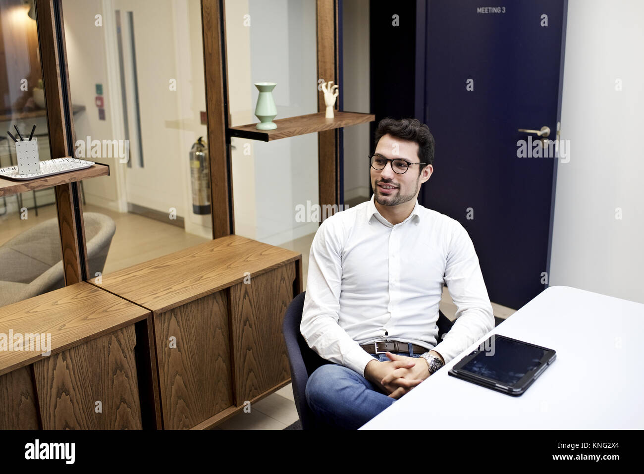 Kaukasische Geschäftsmann in einem Konferenzraum, einer Präsentation vor der Kamera, in einem modernen Büro Stockfoto
