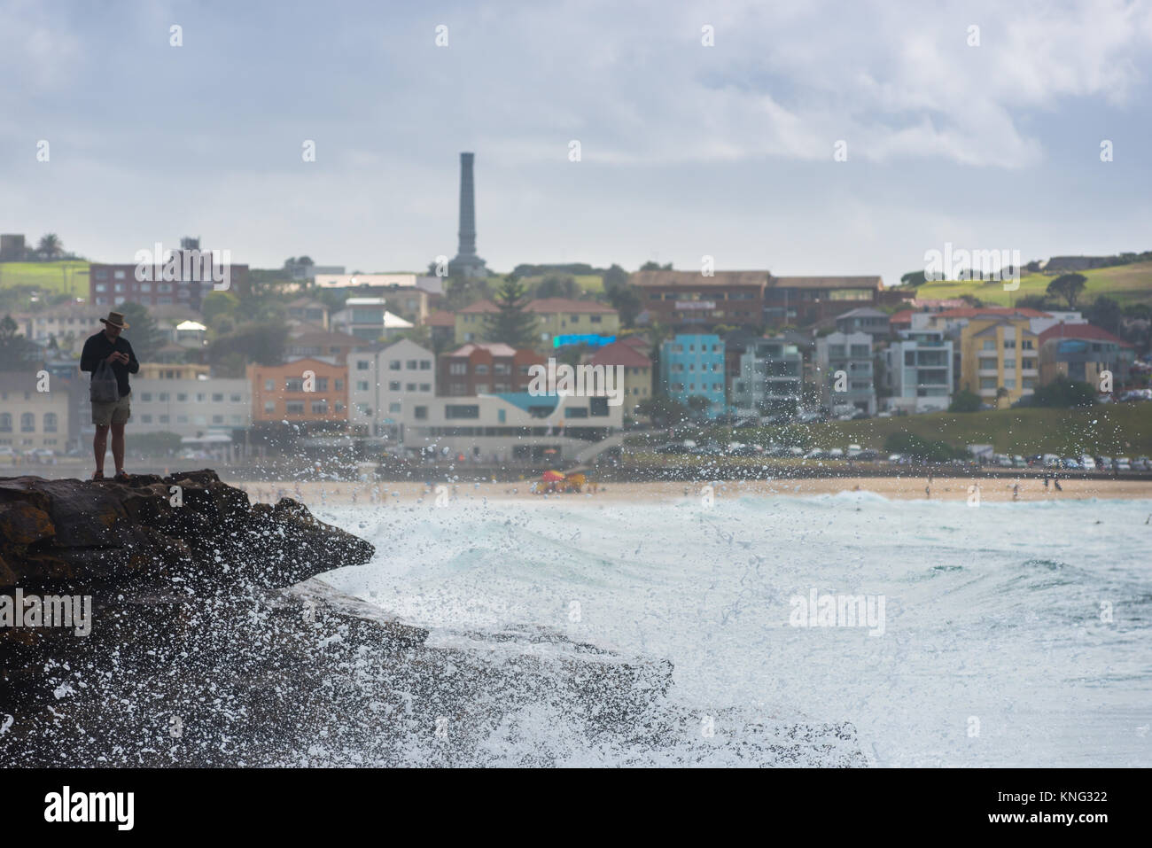 Sea Spray von Wave Rocks schlagen Sie den Spaziergang entlang der Küste zwischen Bondi und Bronte Strände. Östlichen Vororte, Sydney, Australien. Stockfoto