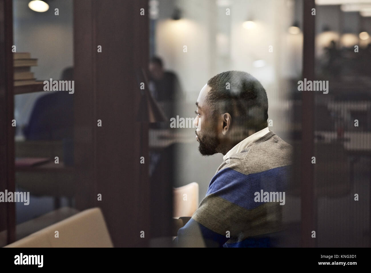 Schwarzer Geschäftsmann in einem business Meeting mit Kollegen in einem modernen Büro Sitzungssaal Stockfoto