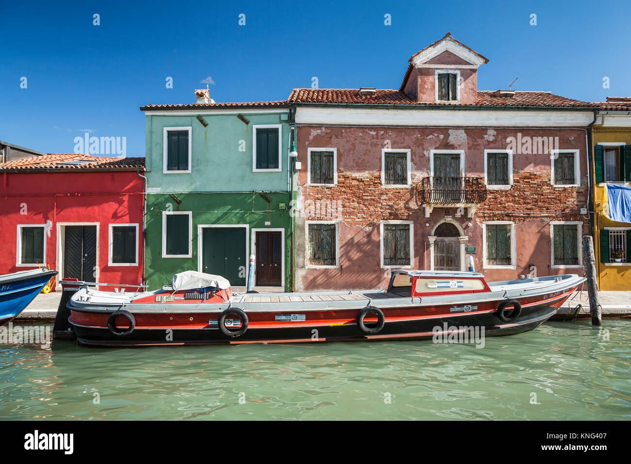 Die bunten Gebäude, Kanäle und Boote im venezianischen Dorf Burano ...