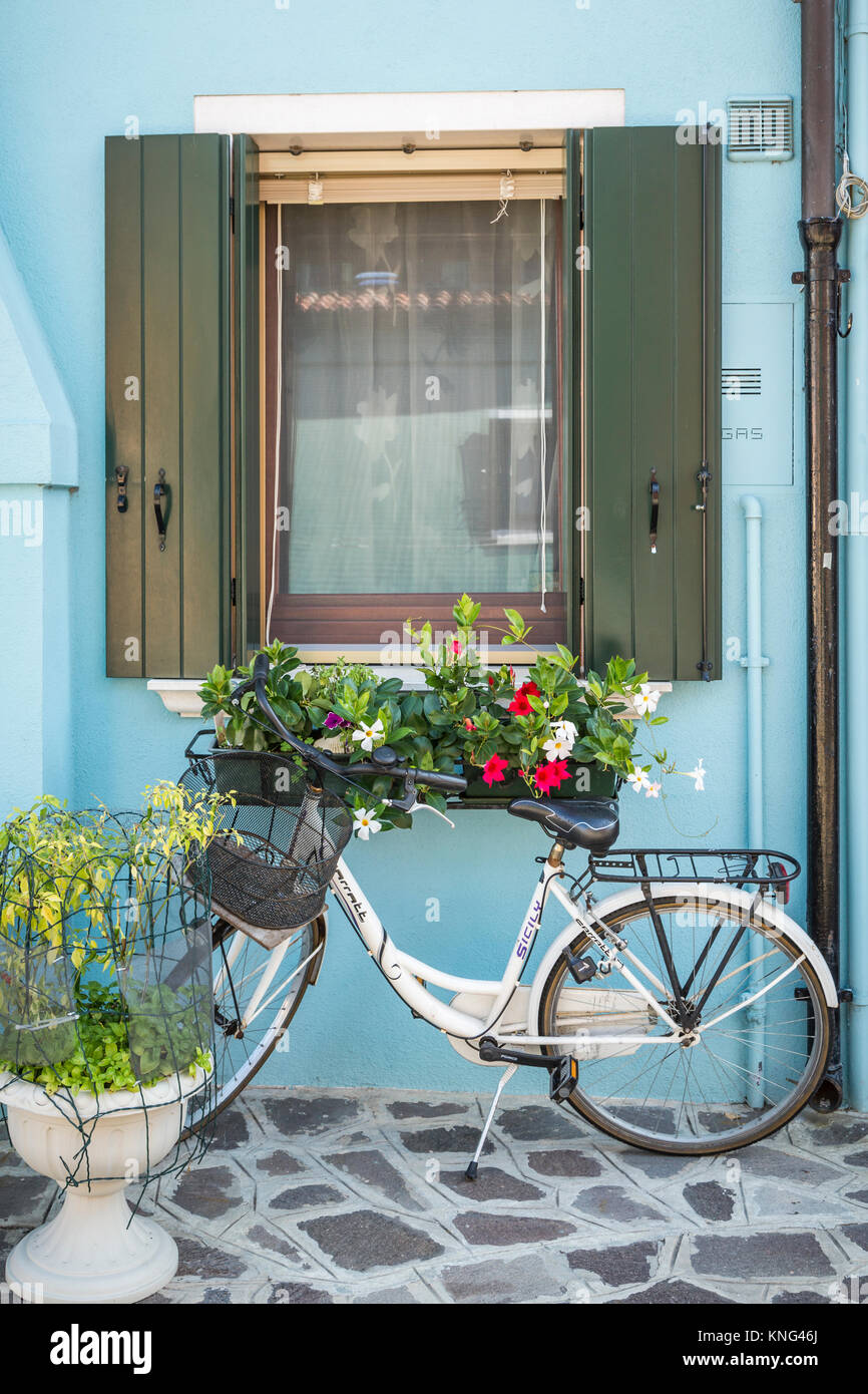 Ein dekoratives Fahrrad im Venezianischen vlllage Burano, Venedig, Italien, Europa. Stockfoto
