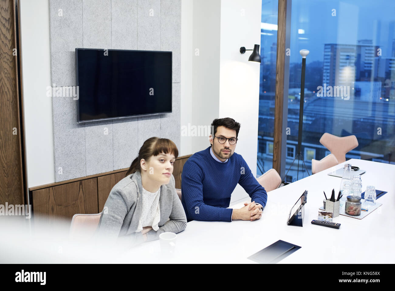 Männlichen und weiblichen Kollegen, die gerade eine Präsentation in eine geschäftliche Besprechung in einem modernen Büro Stockfoto