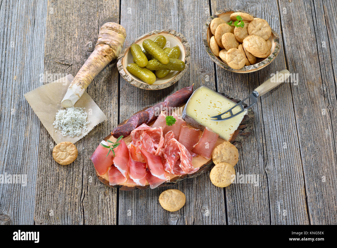 Südtiroler Jause mit Speck, Salami, roter Wein, Käse, Schinken, frischen Meerrettich und lokalen knusprige Roggenbrot Stockfoto