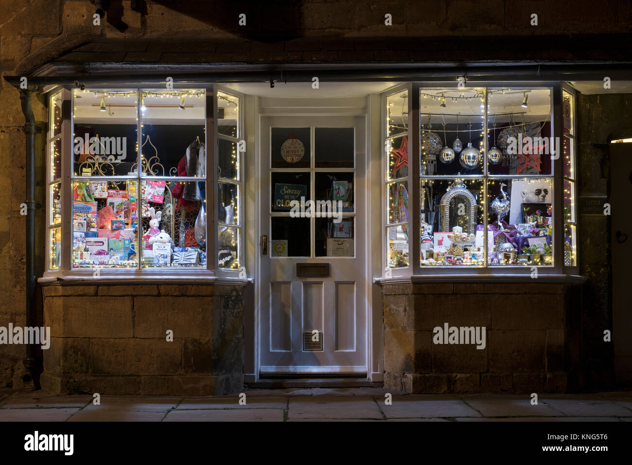 Frankie doodle shop Weihnachten Fenster in der Nacht in Chipping Campden, Cotswolds, Gloucestershire, England Stockfoto