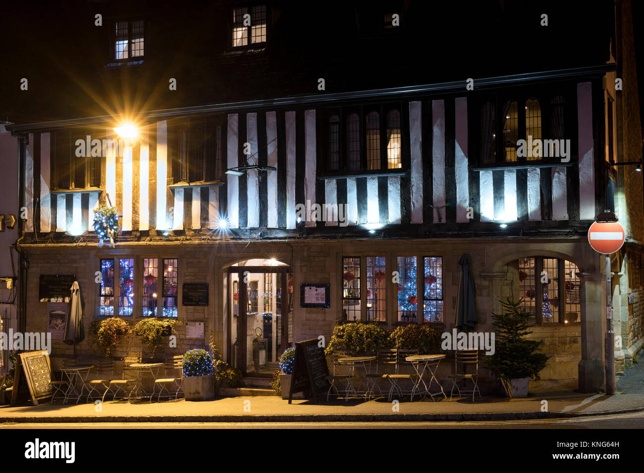 Burford House Hotel zu Weihnachten nach Einbruch der Dunkelheit. Burford, Cotswolds, Oxfordshire, England Stockfoto