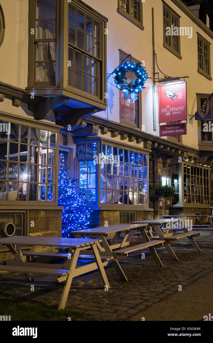 Das Highway Inn und blau Christbaumschmuck in der Nacht. Burford, Oxforfshire, England Stockfoto