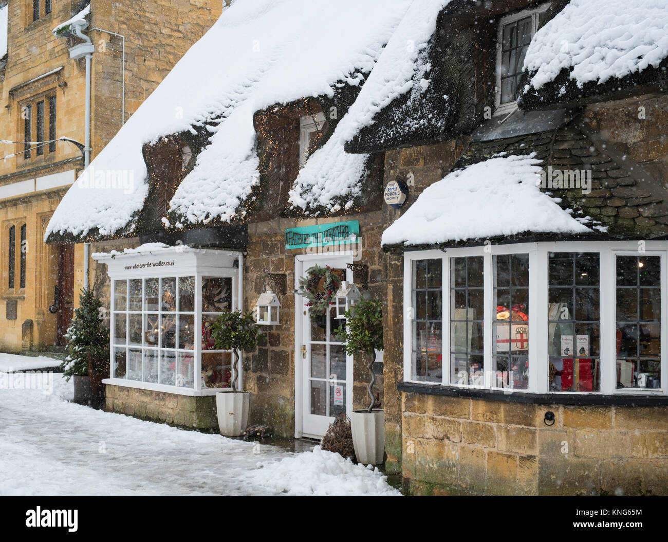 Was auch immer das Wetter Geschenkladen im Schnee in Broadway, Cotswolds, Worcestershire, England Stockfoto