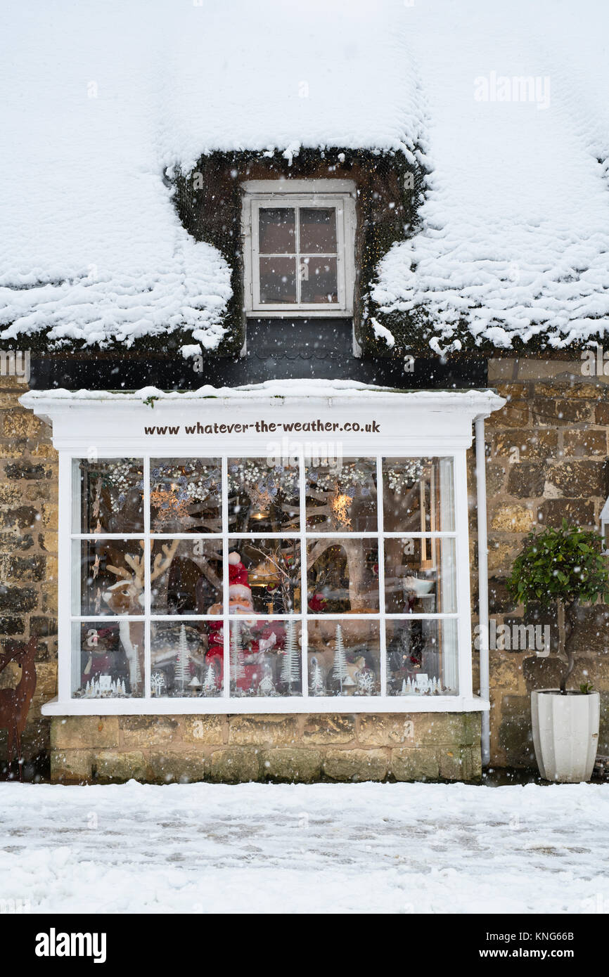 Was auch immer das Wetter Geschenkladen im Schnee in Broadway, Cotswolds, Worcestershire, England Stockfoto