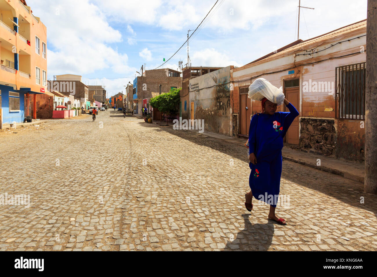 Zurück street Details wie eine lokale Frau Tragen einer Last auf dem Kopf, Santa Maria, Kap Verde, Afrika Stockfoto