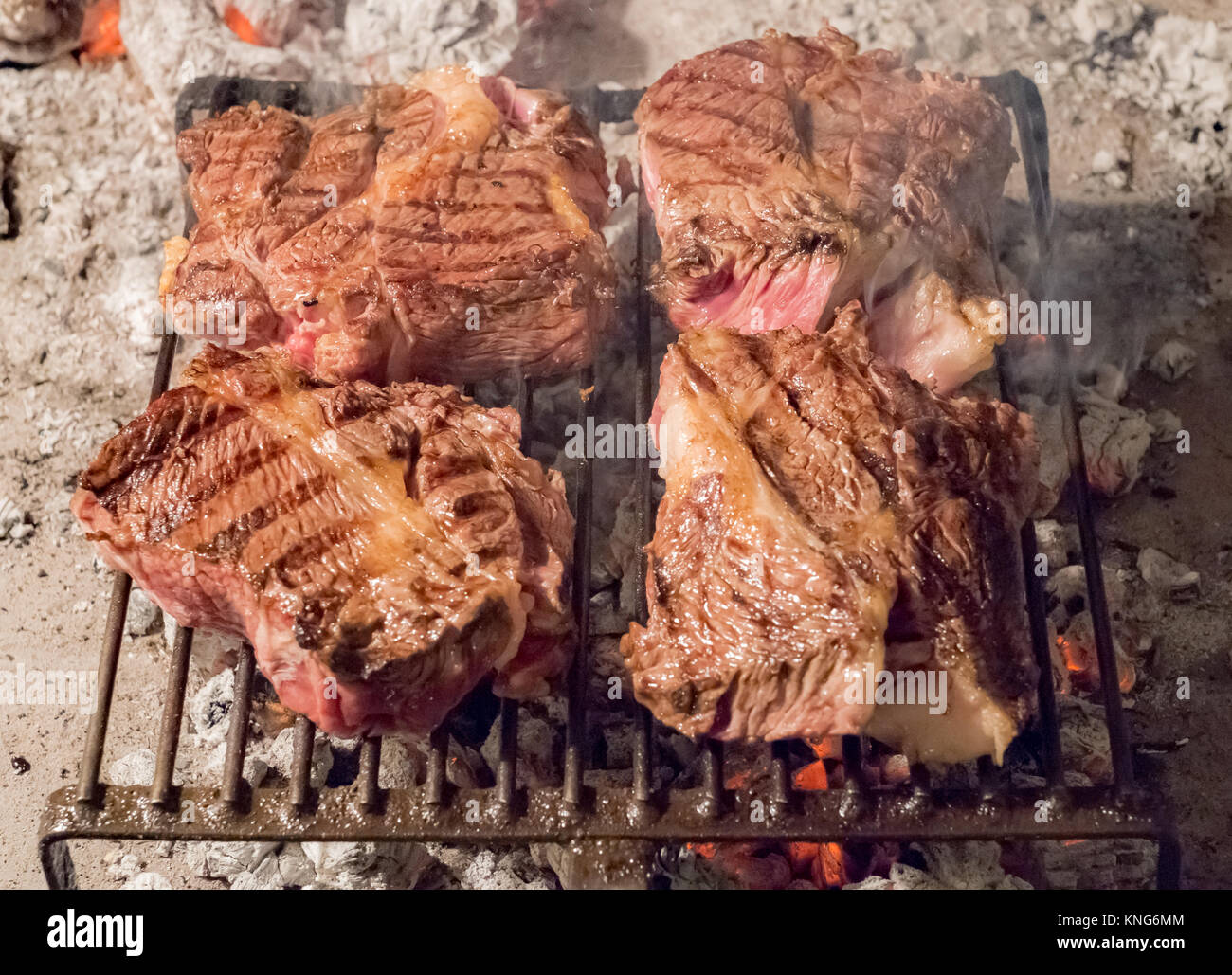 Steak kochen auf Holz Glut Stockfoto