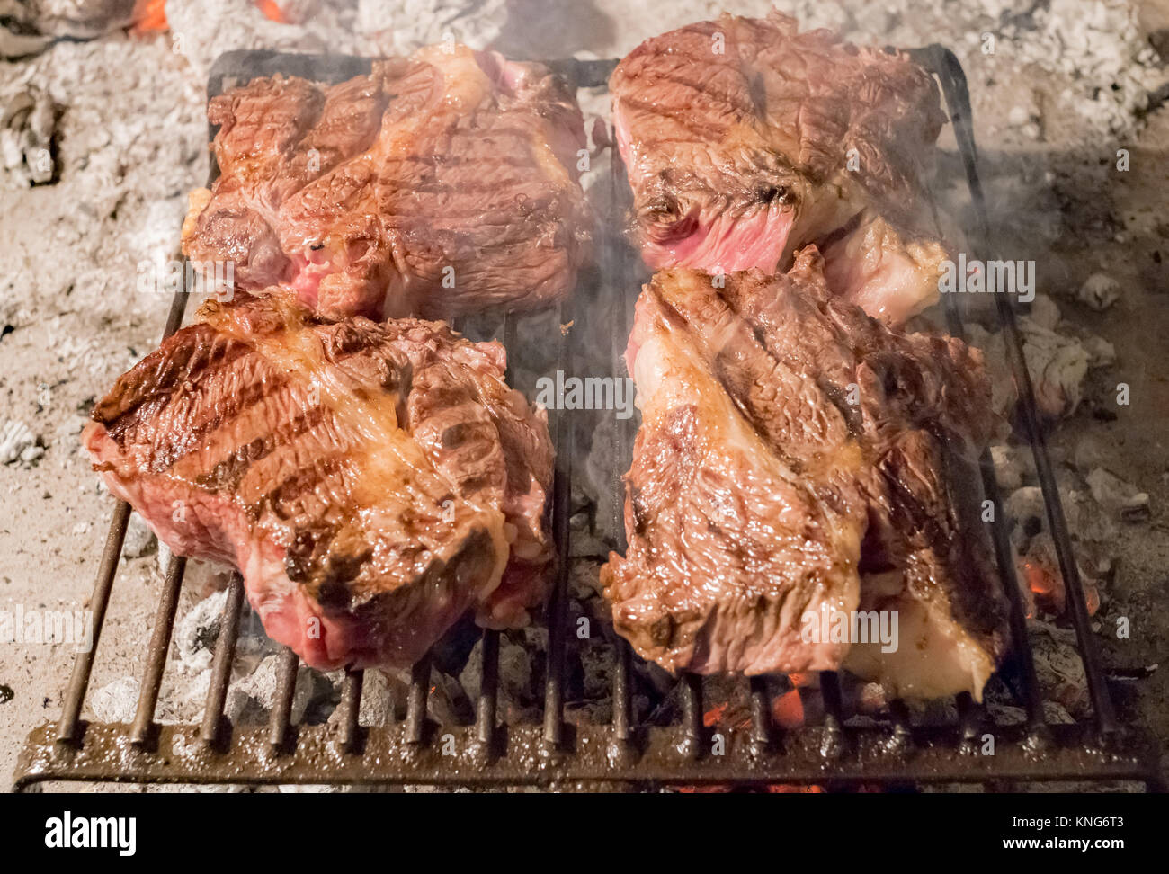 Steak kochen auf Holz Glut Stockfoto