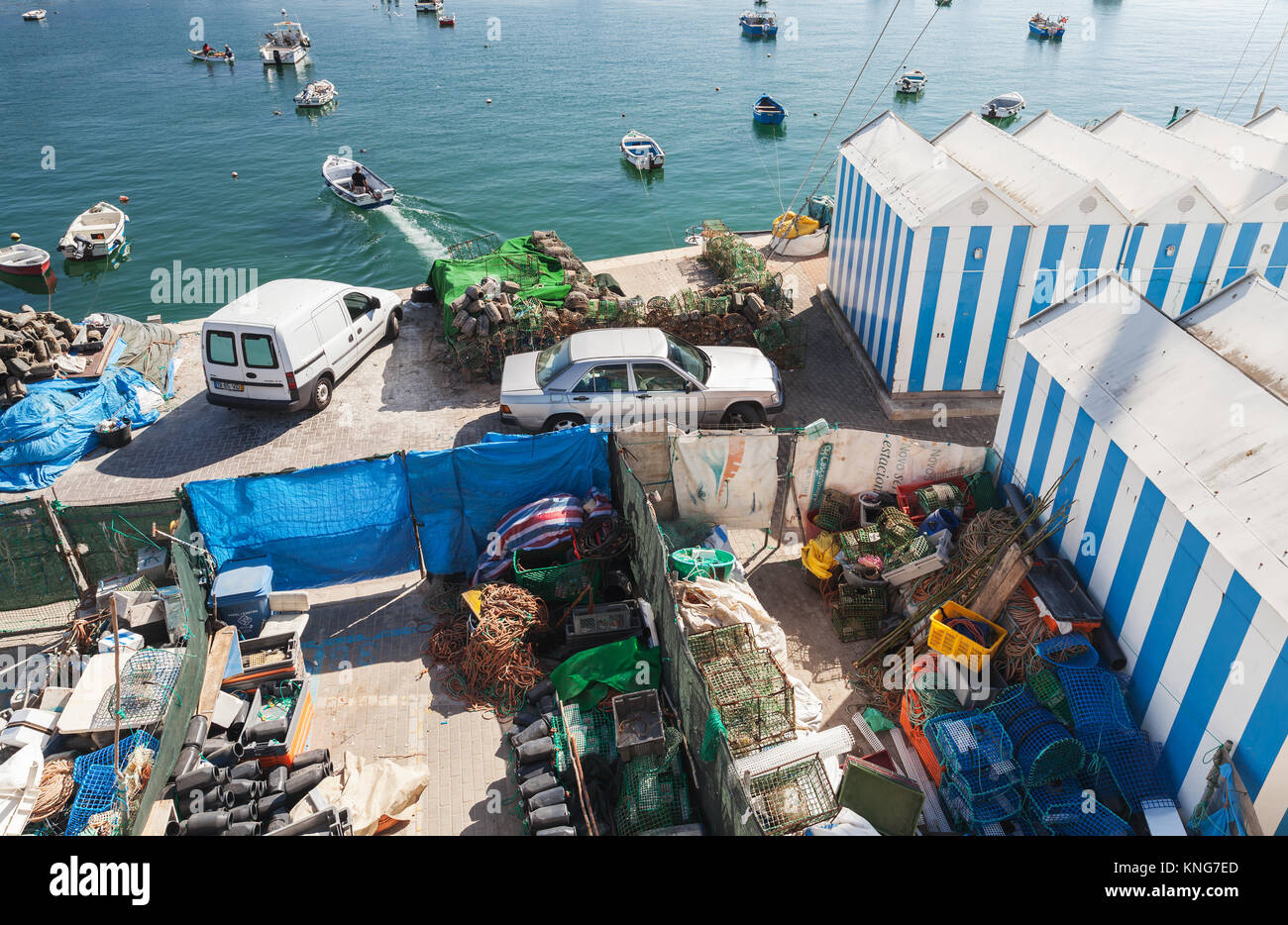 Cascais, Portugal - 14 August, 2017: Der alte Hafen von Cascais entfernt. Kleine Fischerboote gehen auf das Meer im Sommer Tag Stockfoto
