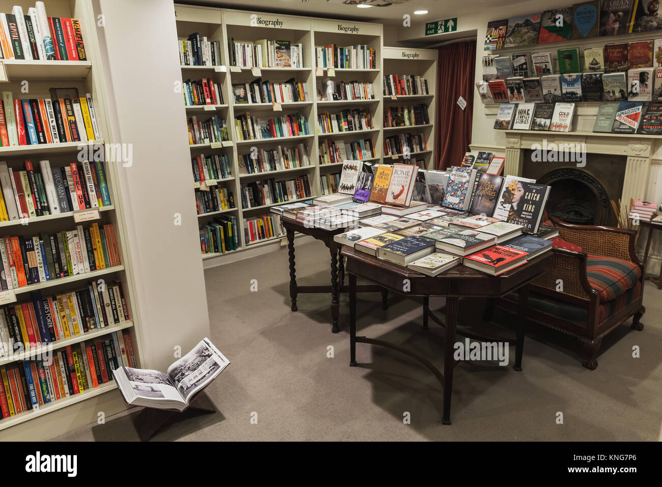 Badewanne, Großbritannien - November 1, 2017: Klassische englische Buchhandlung Innenraum, Zusammenstellung der Bücher stehen in den Regalen Stockfoto