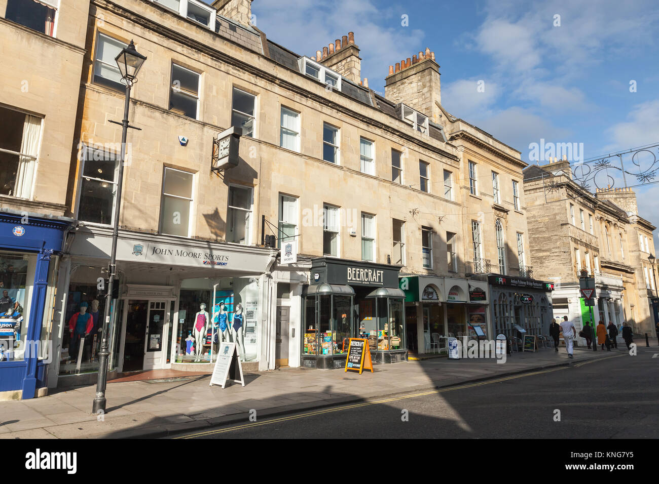 Badewanne, Großbritannien - 2 November, 2017: Street View von Bath, Somerset. Gewöhnliche Menschen und Touristen zu Fuß die Straße. Die Stadt wurde ein Welterbe Stockfoto