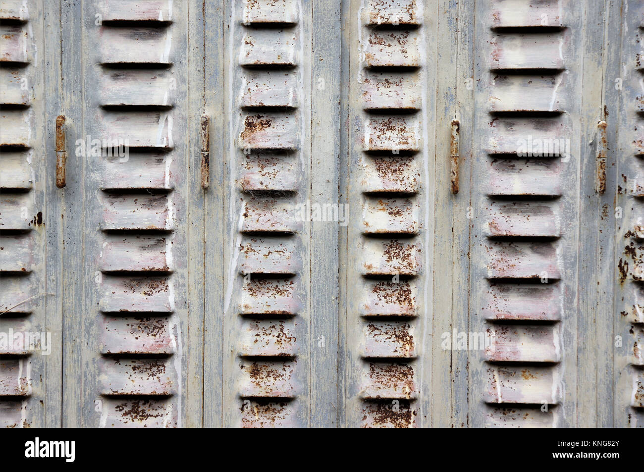 Rusty, Peeling pastellfarbenen Metall Fensterläden in der Bretagne, Frankreich Stockfoto