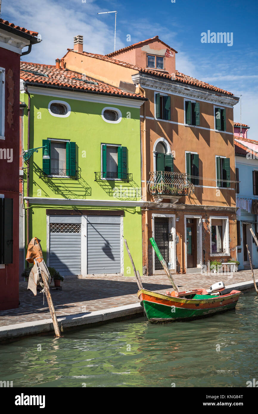 Die bunten Gebäude, Kanäle und Boote im venezianischen Dorf Burano, Venedig, Italien, Europa. Stockfoto