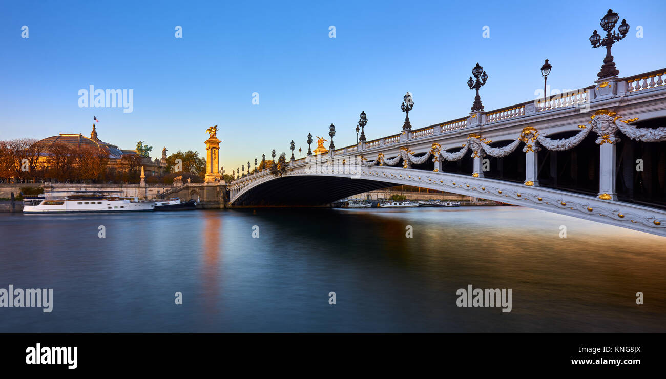 Pont Alexandre III Brücke und Fluss Seine bei Sonnenuntergang (Panoramablick). 8. Arrondissement, Paris, Frankreich Stockfoto