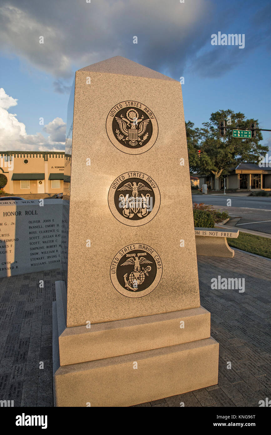 Gedenkstätte von Monroe County service Mitglieder, die ihr Leben in Zeiten von Krieg und Frieden für die Freiheit gab sitzt in Courthouse Square in Forsyth, Ga. Stockfoto