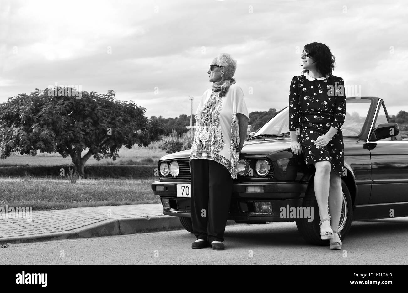 Porträt von zwei Frauen lehnen auf ein Auto Stockfoto